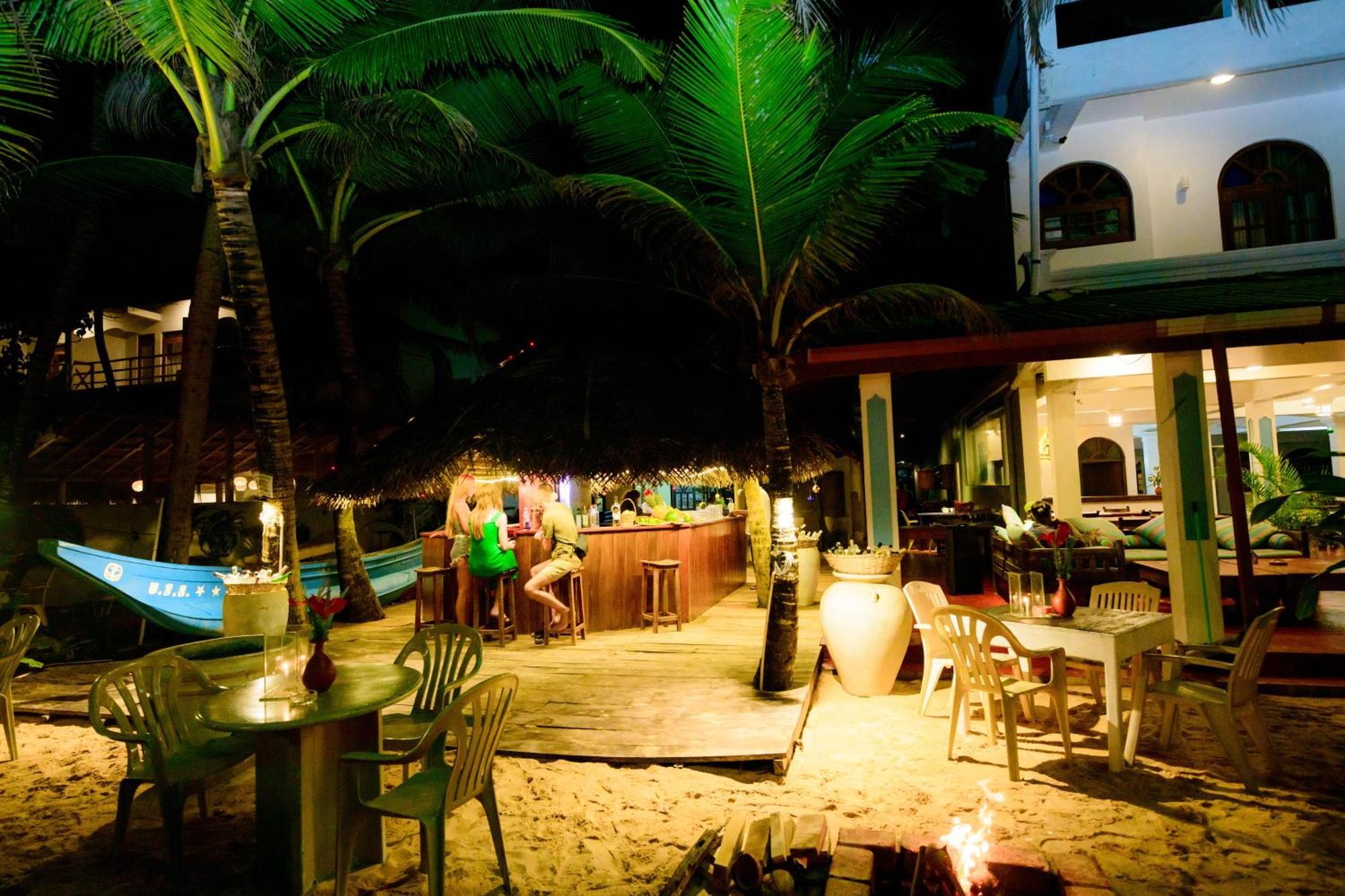 Royal Beach Hotel & Restaurant Hikkaduwa Buitenkant foto