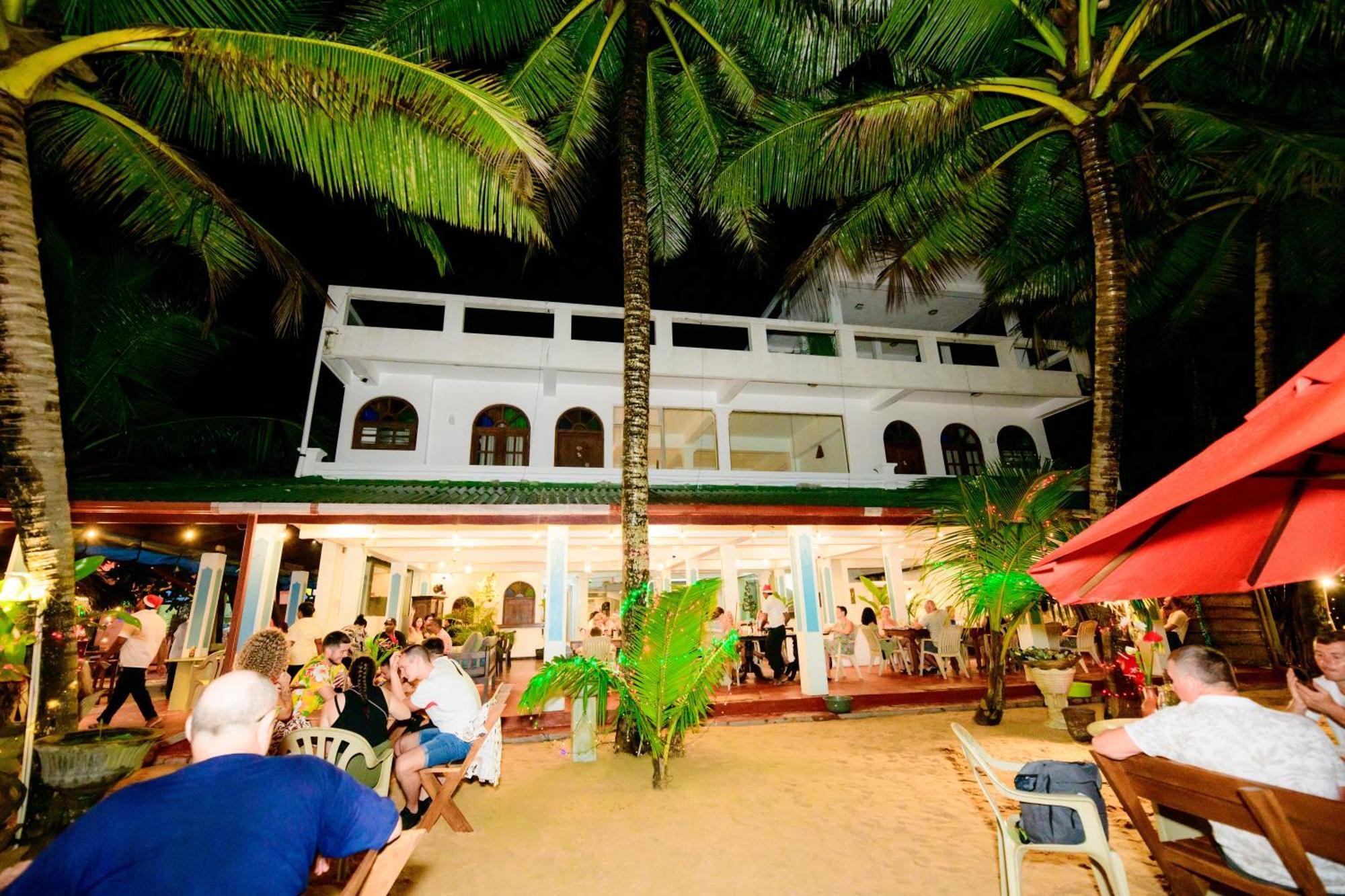 Royal Beach Hotel & Restaurant Hikkaduwa Buitenkant foto