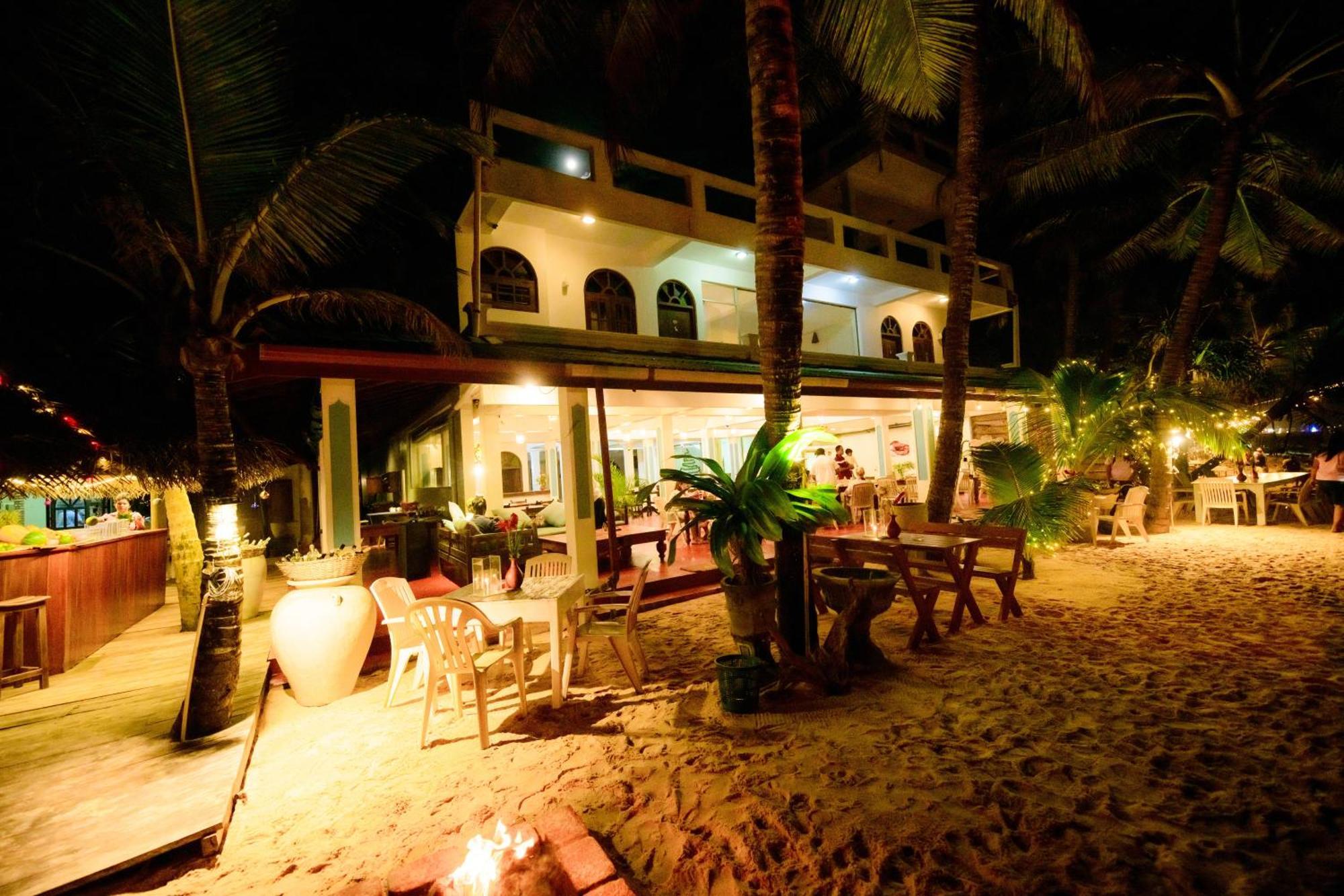 Royal Beach Hotel & Restaurant Hikkaduwa Buitenkant foto