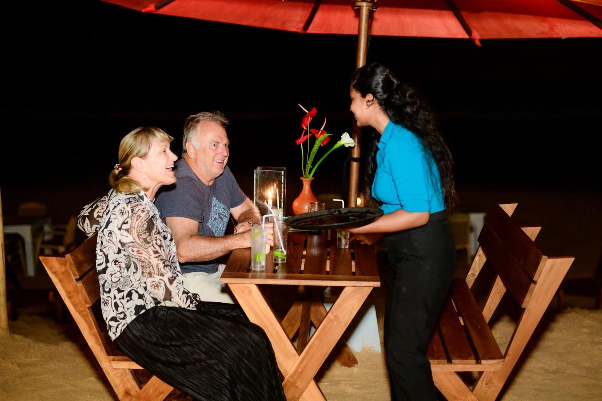 Royal Beach Hotel & Restaurant Hikkaduwa Buitenkant foto