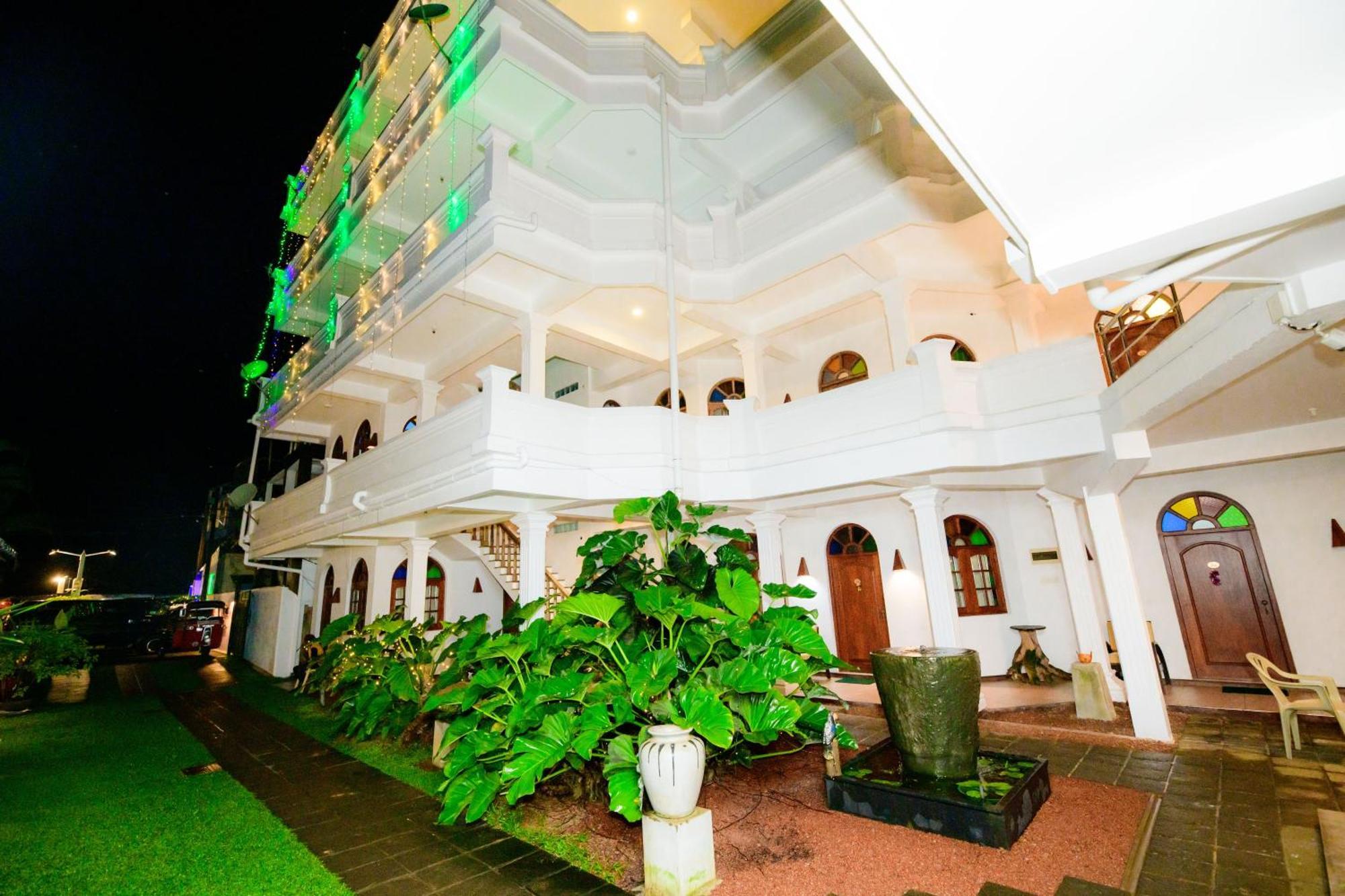 Royal Beach Hotel & Restaurant Hikkaduwa Buitenkant foto
